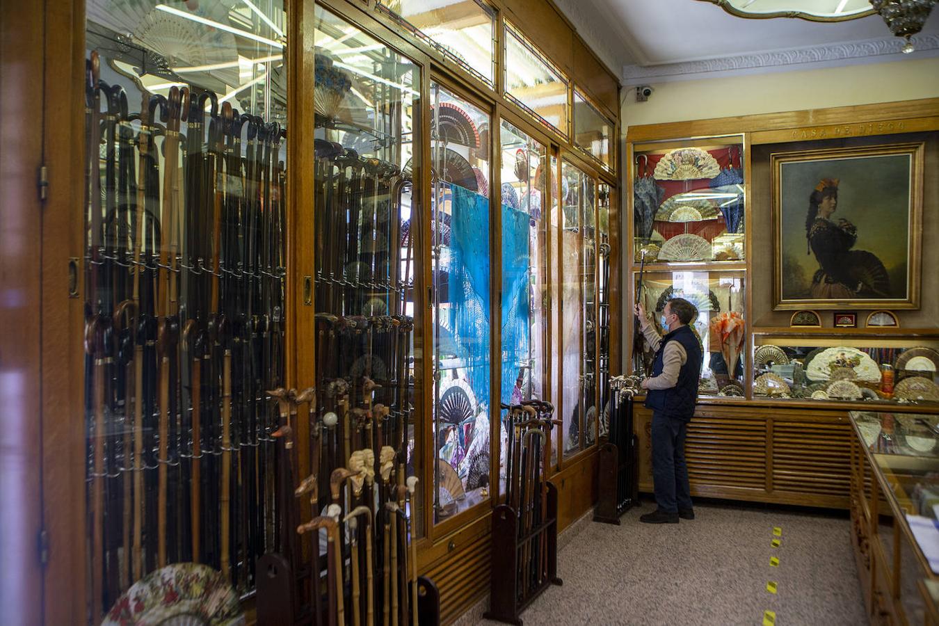 Arturo Llerandi, gerente de Casa de Diego, coloca un bastón.