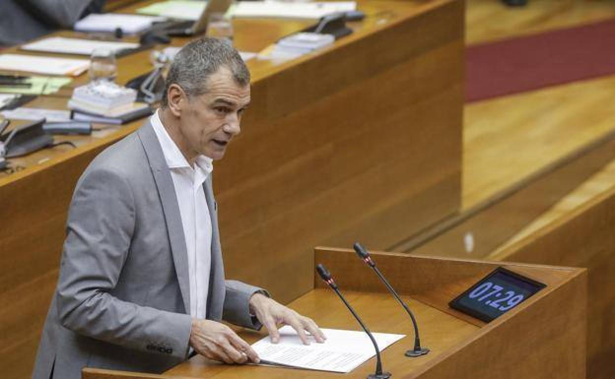 Toni Cantó durante su intervención en el pleno celebrado esta mañana en Les Corts