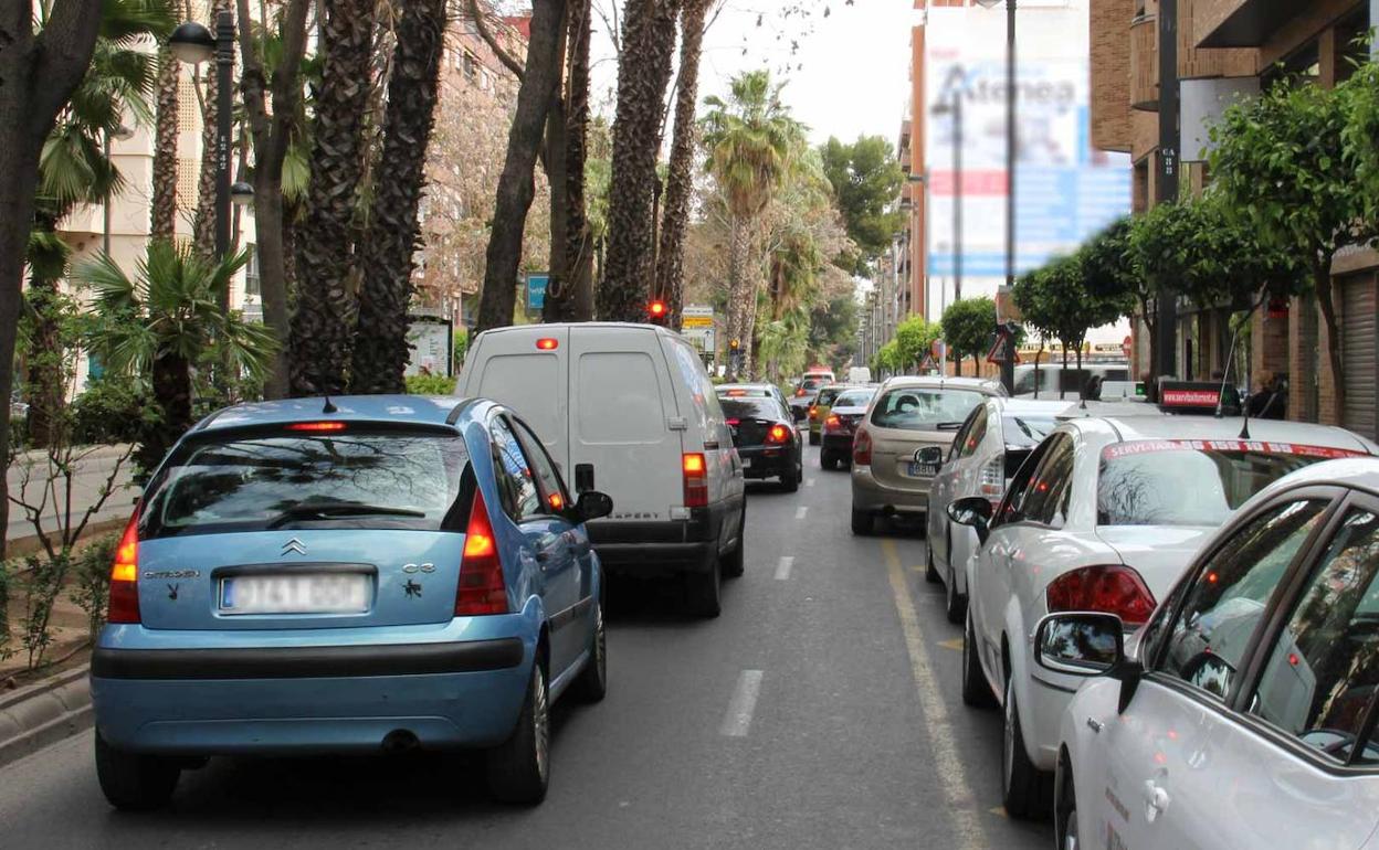 Los vehículos circulando por la avenida al Vedat de Torrent. 