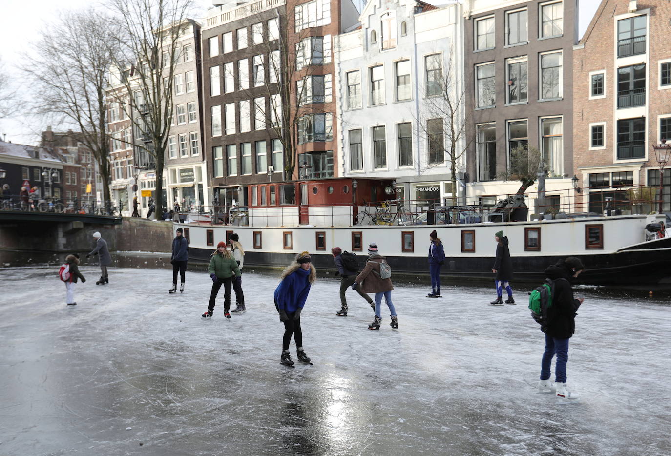 Los canales de Amsterdam se han convertido en improvisadas pistas de patinaje para decenas de neerlandeses. El fuerte frío que ha azotado la ciudad durante los útlimos días ha helado parcialmente los canales, algo que no sucedía desde hacía tres años. 