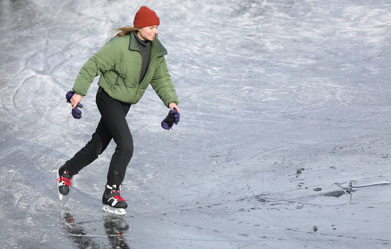 Los canales de Amsterdam se han convertido en improvisadas pistas de patinaje para decenas de neerlandeses. El fuerte frío que ha azotado la ciudad durante los útlimos días ha helado parcialmente los canales, algo que no sucedía desde hacía tres años. 