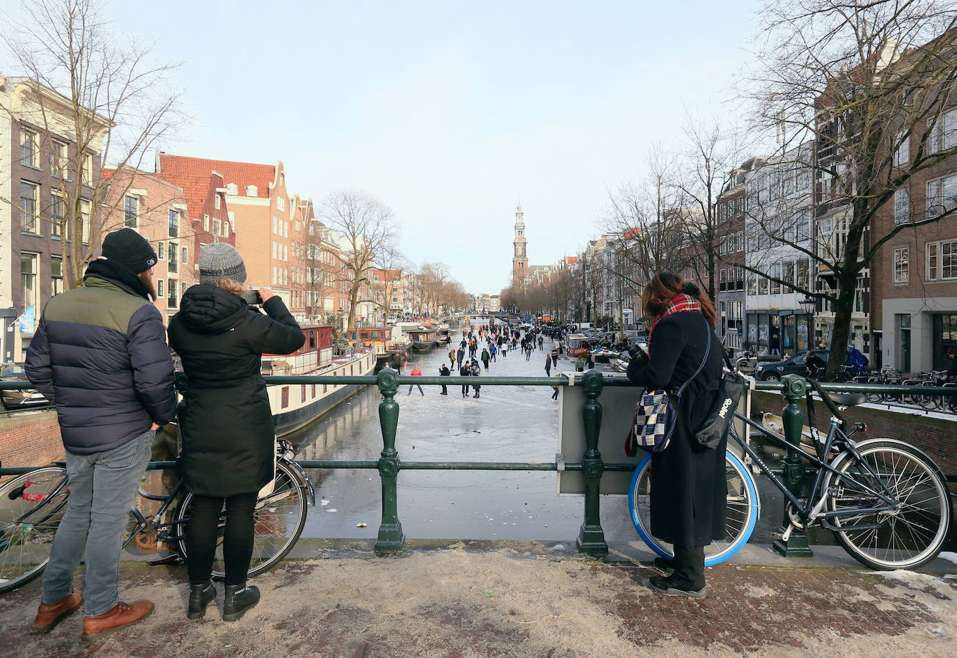 Los canales de Amsterdam se han convertido en improvisadas pistas de patinaje para decenas de neerlandeses. El fuerte frío que ha azotado la ciudad durante los útlimos días ha helado parcialmente los canales, algo que no sucedía desde hacía tres años. 