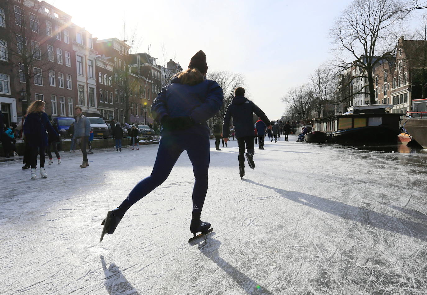 Los canales de Amsterdam se han convertido en improvisadas pistas de patinaje para decenas de neerlandeses. El fuerte frío que ha azotado la ciudad durante los útlimos días ha helado parcialmente los canales, algo que no sucedía desde hacía tres años. 