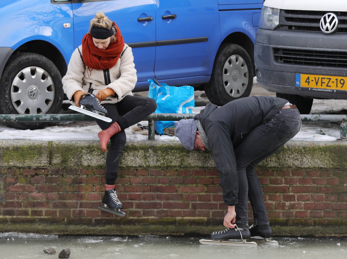 Los canales de Amsterdam se han convertido en improvisadas pistas de patinaje para decenas de neerlandeses. El fuerte frío que ha azotado la ciudad durante los útlimos días ha helado parcialmente los canales, algo que no sucedía desde hacía tres años. 