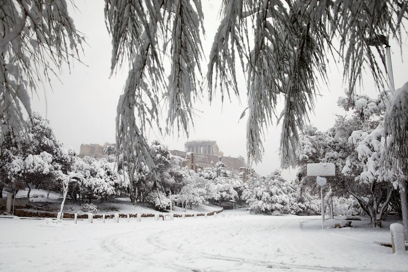 La Acrópolis de Atenas se despertó este martes bajo un manto de nieve al igual que otros monumentos de la antigüedad en la capital griega, ofreciendo un espectáculo excepcional en medio de la ola de frío 'Medea' que afecta al país. El Partenón, el célebre templo del siglo V antes de nuestra era, en lo alto del peñasco en el centro histórico, apenas podía verse a raíz de la nieve que cayó en la noche.