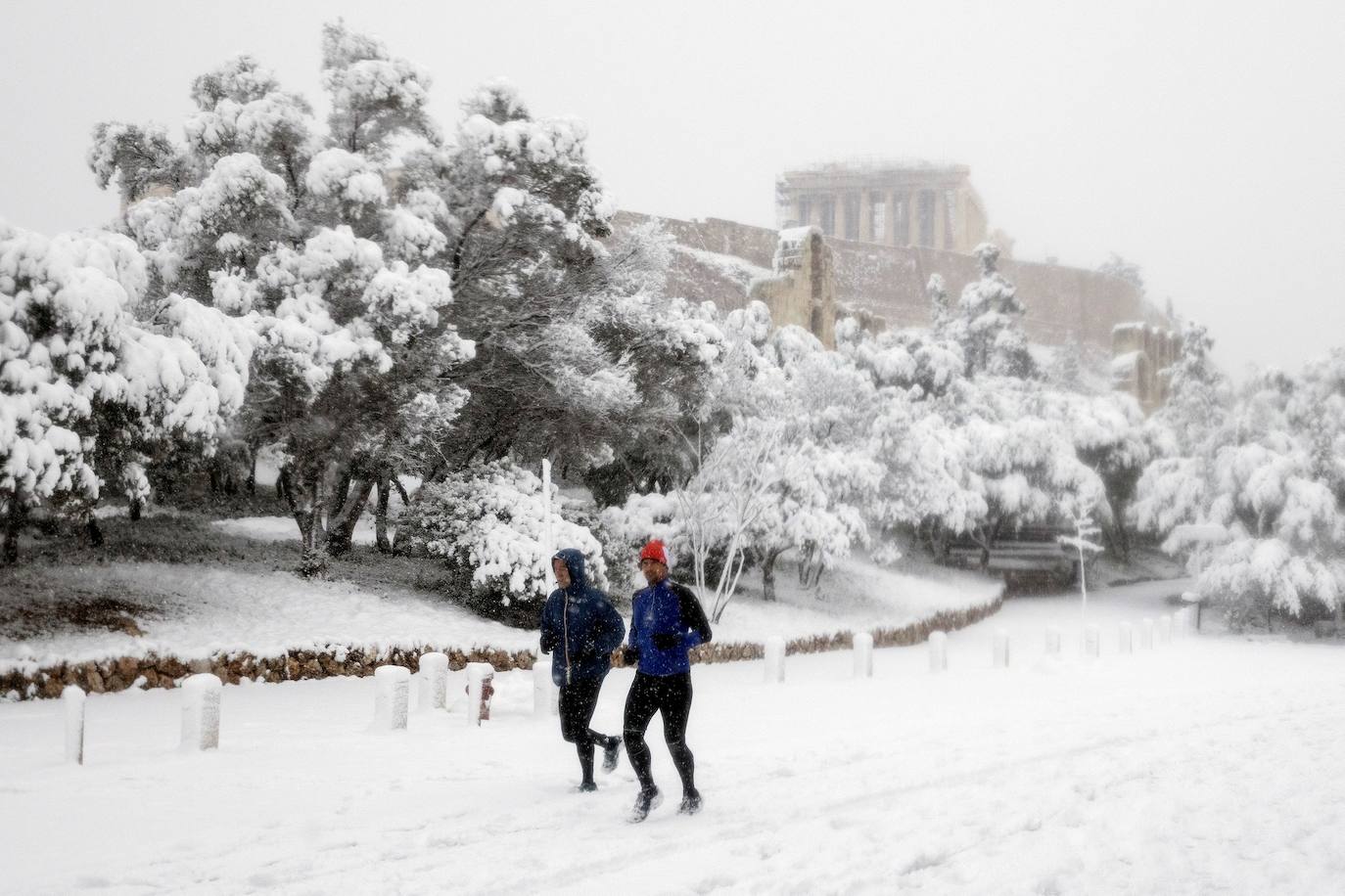 La Acrópolis de Atenas se despertó este martes bajo un manto de nieve al igual que otros monumentos de la antigüedad en la capital griega, ofreciendo un espectáculo excepcional en medio de la ola de frío 'Medea' que afecta al país. El Partenón, el célebre templo del siglo V antes de nuestra era, en lo alto del peñasco en el centro histórico, apenas podía verse a raíz de la nieve que cayó en la noche.