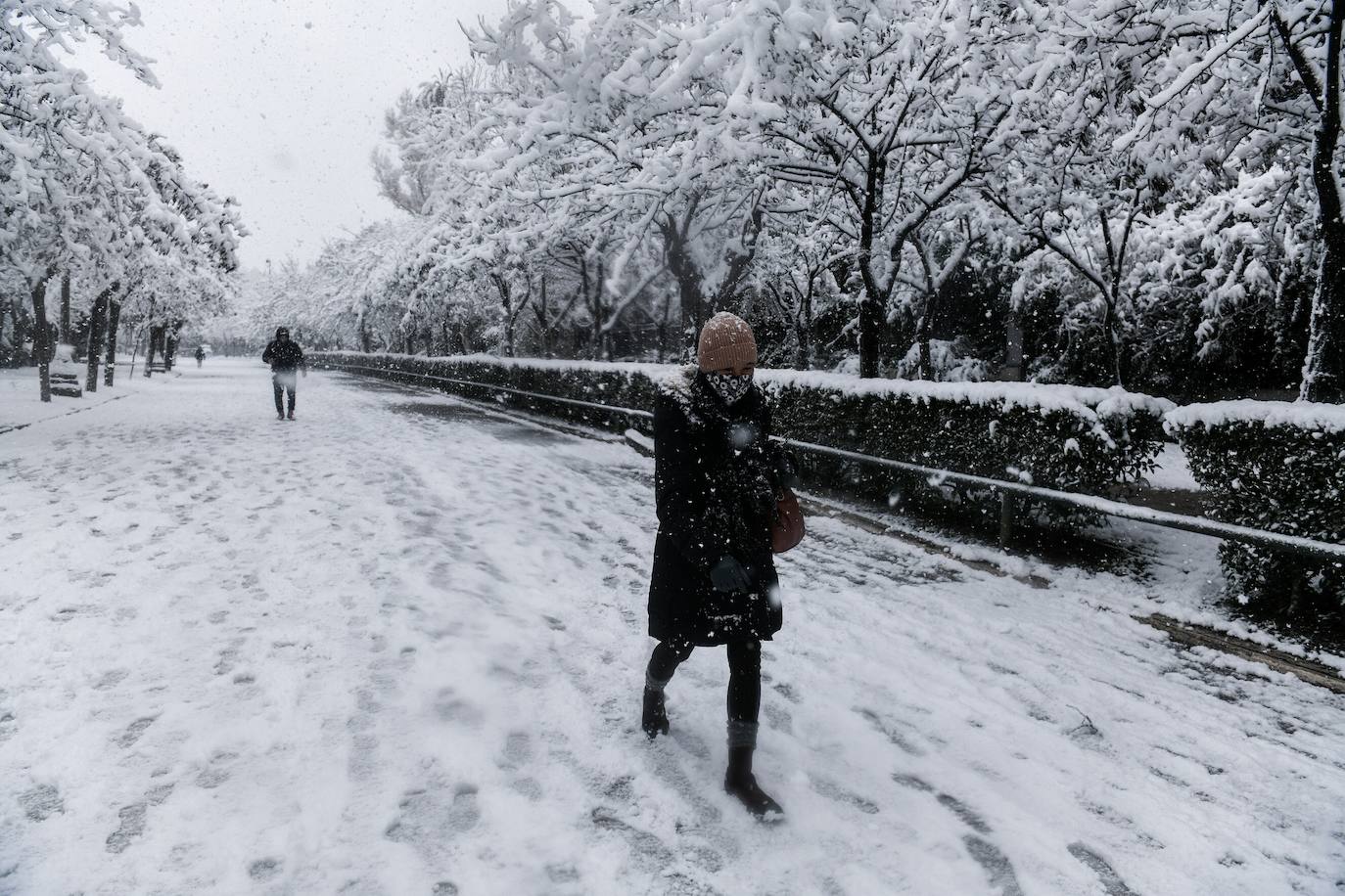 La Acrópolis de Atenas se despertó este martes bajo un manto de nieve al igual que otros monumentos de la antigüedad en la capital griega, ofreciendo un espectáculo excepcional en medio de la ola de frío 'Medea' que afecta al país. El Partenón, el célebre templo del siglo V antes de nuestra era, en lo alto del peñasco en el centro histórico, apenas podía verse a raíz de la nieve que cayó en la noche.