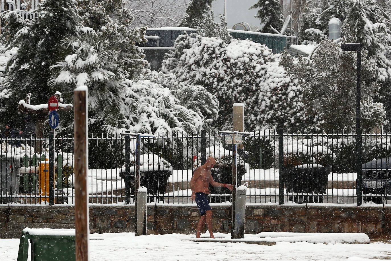 La Acrópolis de Atenas se despertó este martes bajo un manto de nieve al igual que otros monumentos de la antigüedad en la capital griega, ofreciendo un espectáculo excepcional en medio de la ola de frío 'Medea' que afecta al país. El Partenón, el célebre templo del siglo V antes de nuestra era, en lo alto del peñasco en el centro histórico, apenas podía verse a raíz de la nieve que cayó en la noche.