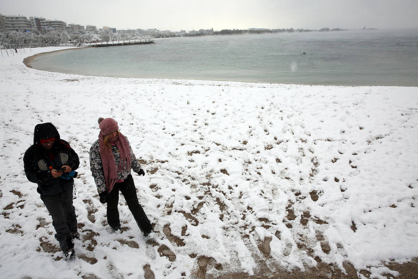 La Acrópolis de Atenas se despertó este martes bajo un manto de nieve al igual que otros monumentos de la antigüedad en la capital griega, ofreciendo un espectáculo excepcional en medio de la ola de frío 'Medea' que afecta al país. El Partenón, el célebre templo del siglo V antes de nuestra era, en lo alto del peñasco en el centro histórico, apenas podía verse a raíz de la nieve que cayó en la noche.