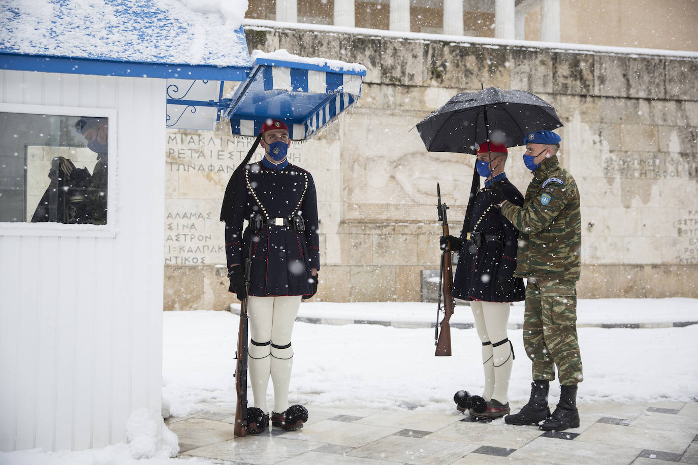 La Acrópolis de Atenas se despertó este martes bajo un manto de nieve al igual que otros monumentos de la antigüedad en la capital griega, ofreciendo un espectáculo excepcional en medio de la ola de frío 'Medea' que afecta al país. El Partenón, el célebre templo del siglo V antes de nuestra era, en lo alto del peñasco en el centro histórico, apenas podía verse a raíz de la nieve que cayó en la noche.