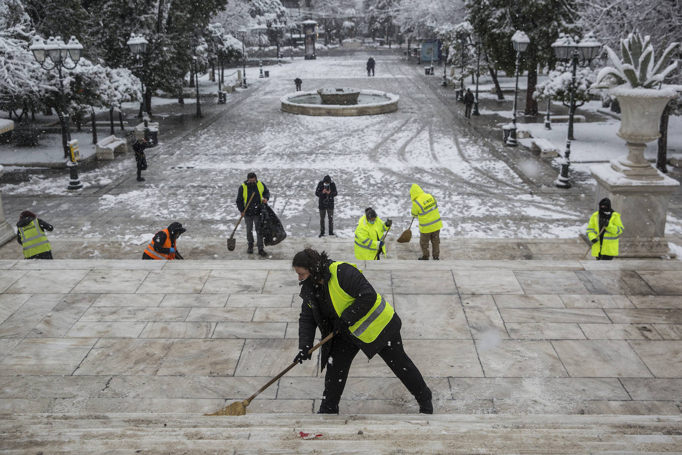 La Acrópolis de Atenas se despertó este martes bajo un manto de nieve al igual que otros monumentos de la antigüedad en la capital griega, ofreciendo un espectáculo excepcional en medio de la ola de frío 'Medea' que afecta al país. El Partenón, el célebre templo del siglo V antes de nuestra era, en lo alto del peñasco en el centro histórico, apenas podía verse a raíz de la nieve que cayó en la noche.