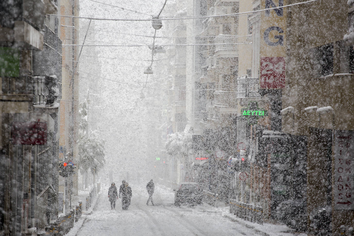 La Acrópolis de Atenas se despertó este martes bajo un manto de nieve al igual que otros monumentos de la antigüedad en la capital griega, ofreciendo un espectáculo excepcional en medio de la ola de frío 'Medea' que afecta al país. El Partenón, el célebre templo del siglo V antes de nuestra era, en lo alto del peñasco en el centro histórico, apenas podía verse a raíz de la nieve que cayó en la noche.