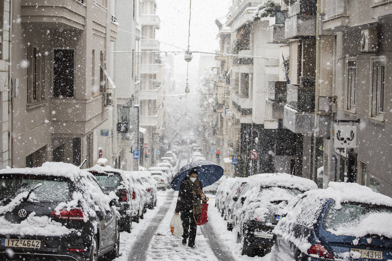 La Acrópolis de Atenas se despertó este martes bajo un manto de nieve al igual que otros monumentos de la antigüedad en la capital griega, ofreciendo un espectáculo excepcional en medio de la ola de frío 'Medea' que afecta al país. El Partenón, el célebre templo del siglo V antes de nuestra era, en lo alto del peñasco en el centro histórico, apenas podía verse a raíz de la nieve que cayó en la noche.