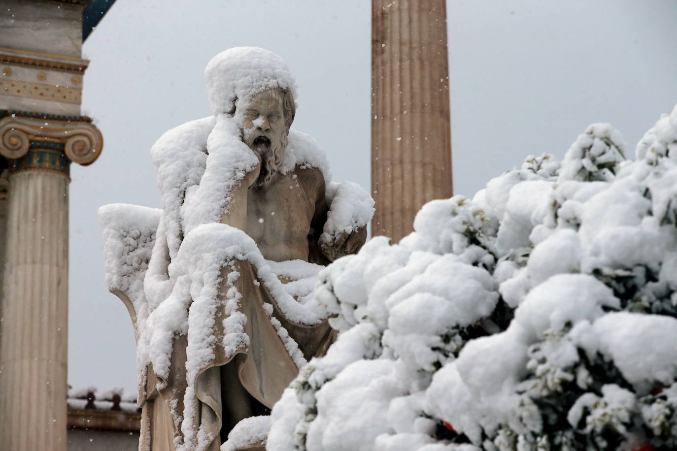 La Acrópolis de Atenas se despertó este martes bajo un manto de nieve al igual que otros monumentos de la antigüedad en la capital griega, ofreciendo un espectáculo excepcional en medio de la ola de frío 'Medea' que afecta al país. El Partenón, el célebre templo del siglo V antes de nuestra era, en lo alto del peñasco en el centro histórico, apenas podía verse a raíz de la nieve que cayó en la noche.