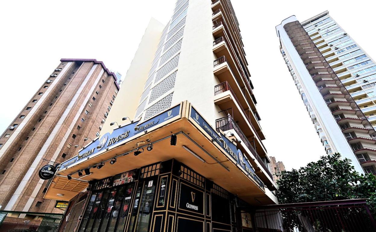 Comercios, establecimientos de ocio y hoteles cerrados en Benidorm. 