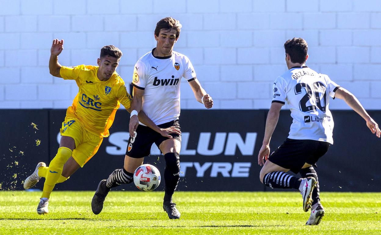 Jesús Vázquez, en un partido con el filial del Valencia en Paterna frente al Orihuela. 