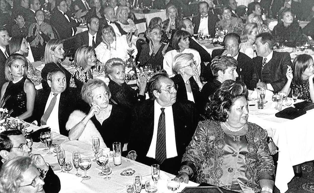 Vista general de los invitados a la gala. En primer plano, Vicente Boluda padre y Lola Fos. 