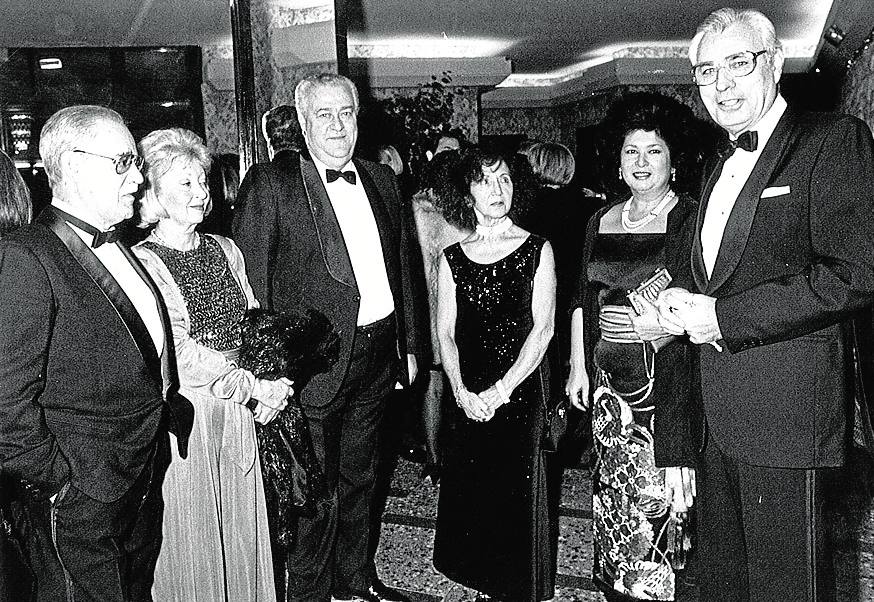 Augusto Carlier y su mujer junto a Martín Quirós con unos amigos.