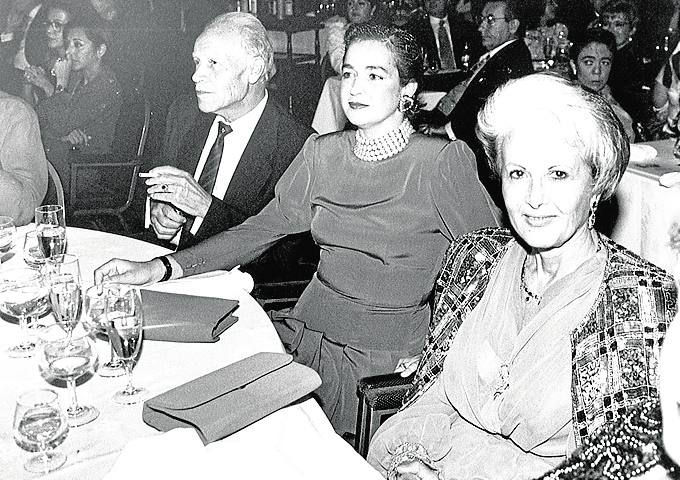 José Luis Cruz Martínez de Vallejo, marqués de Villores, con su nuera Lourdes Garrigós y Marisa Marín.