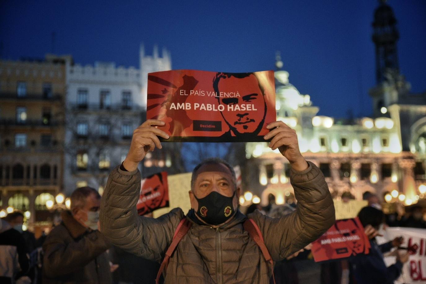 Fotos: Una concentración en Valencia a favor del rapero Hasel acaba en enfrentamiento con la Policía