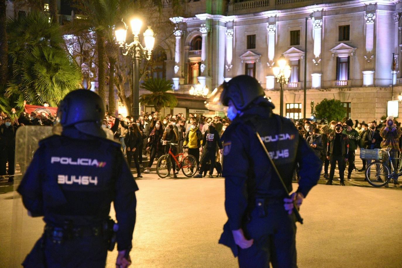 Fotos: Una concentración en Valencia a favor del rapero Hasel acaba en enfrentamiento con la Policía