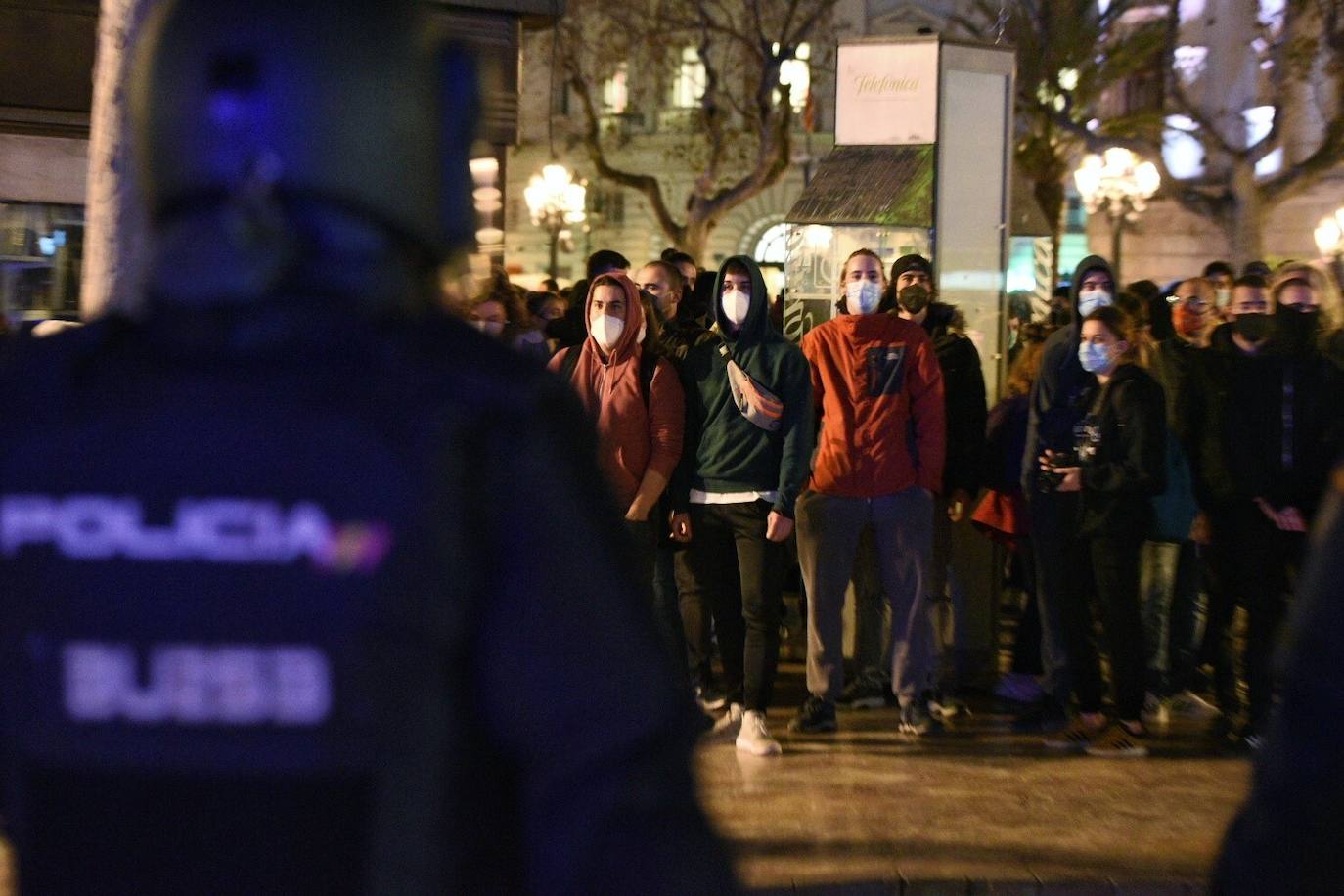 Fotos: Una concentración en Valencia a favor del rapero Hasel acaba en enfrentamiento con la Policía