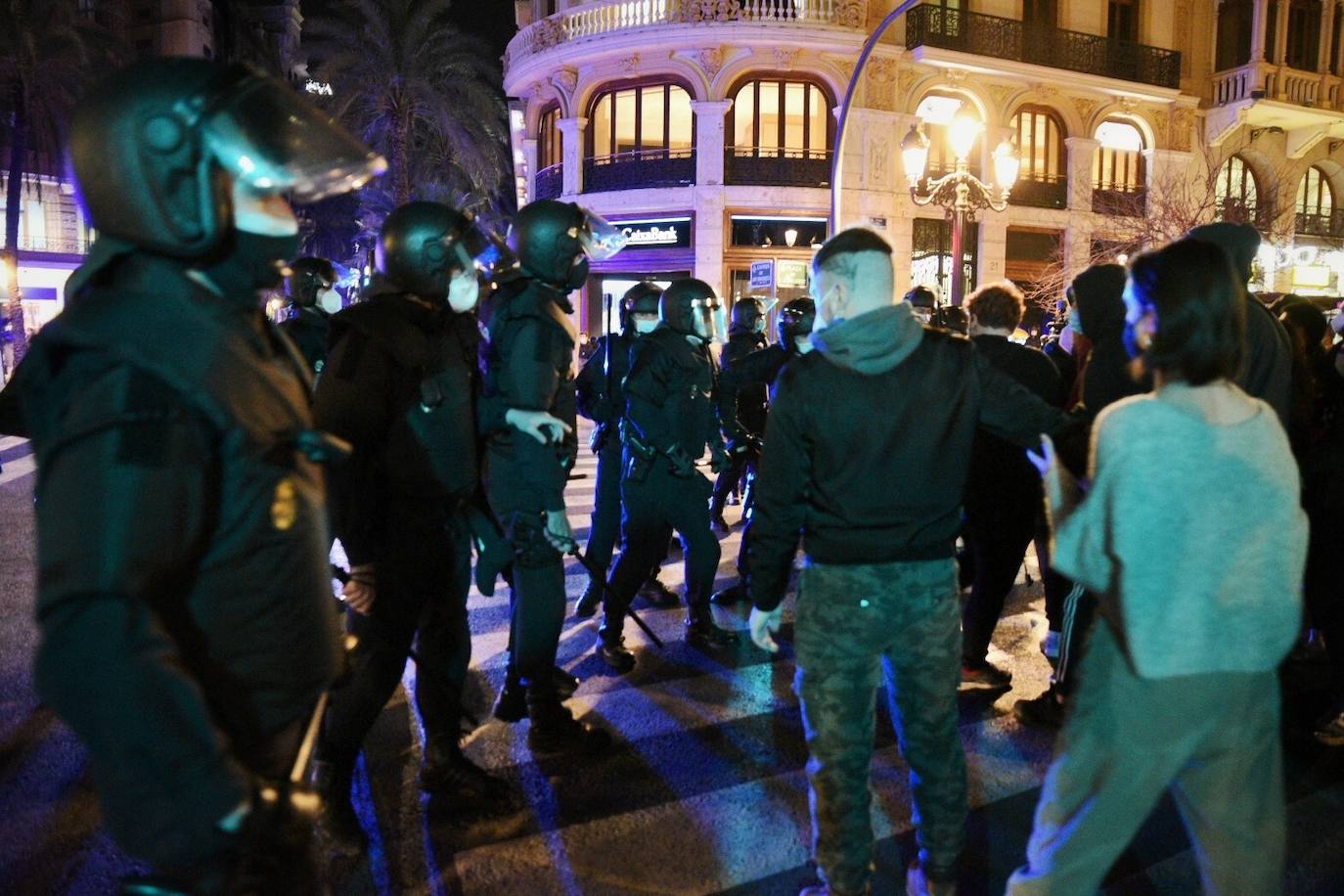 Fotos: Una concentración en Valencia a favor del rapero Hasel acaba en enfrentamiento con la Policía