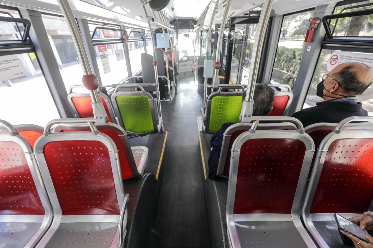 Interior de uno de los autobuses de la línea C1, ayer por la mañana. 