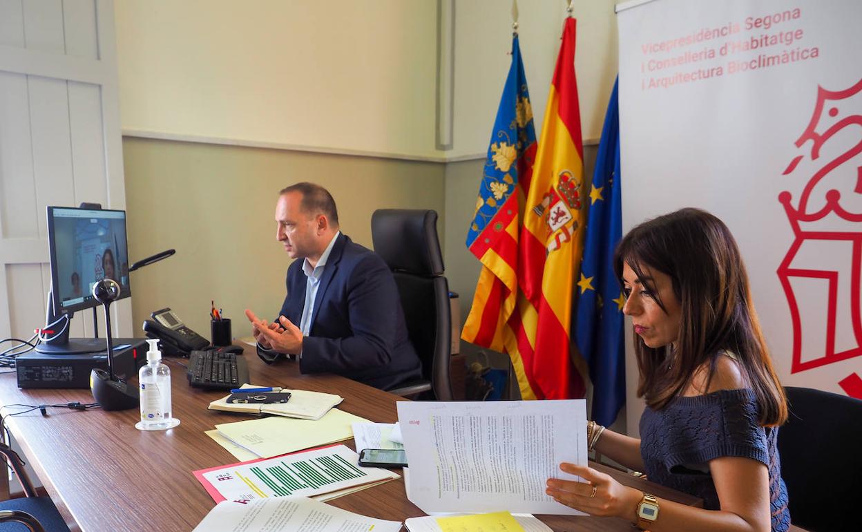 El vicepresidente, Martínez Dalmau, junto a la directora general redactora del informe, Adoración Guamán