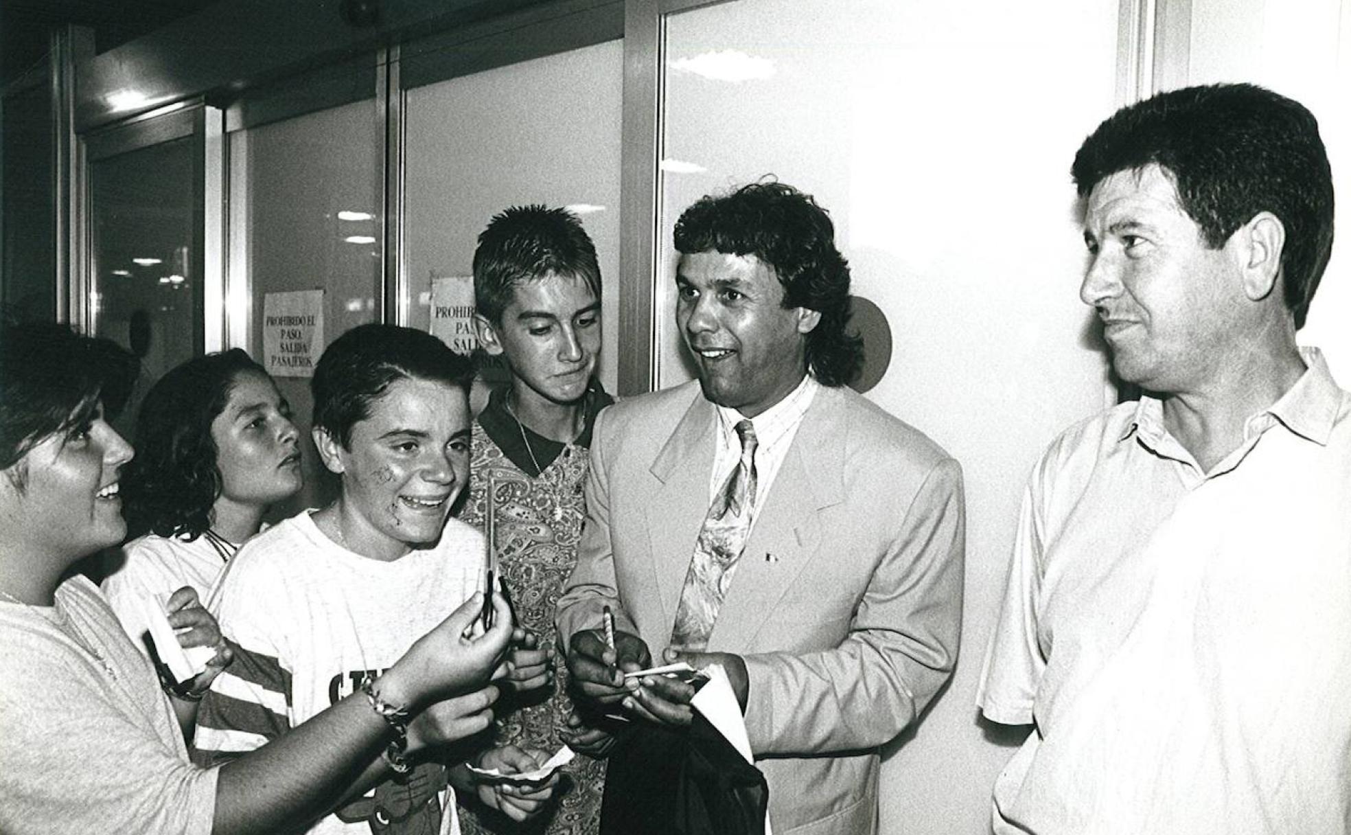 Rabah Madjer con aficionados del Valencia. 