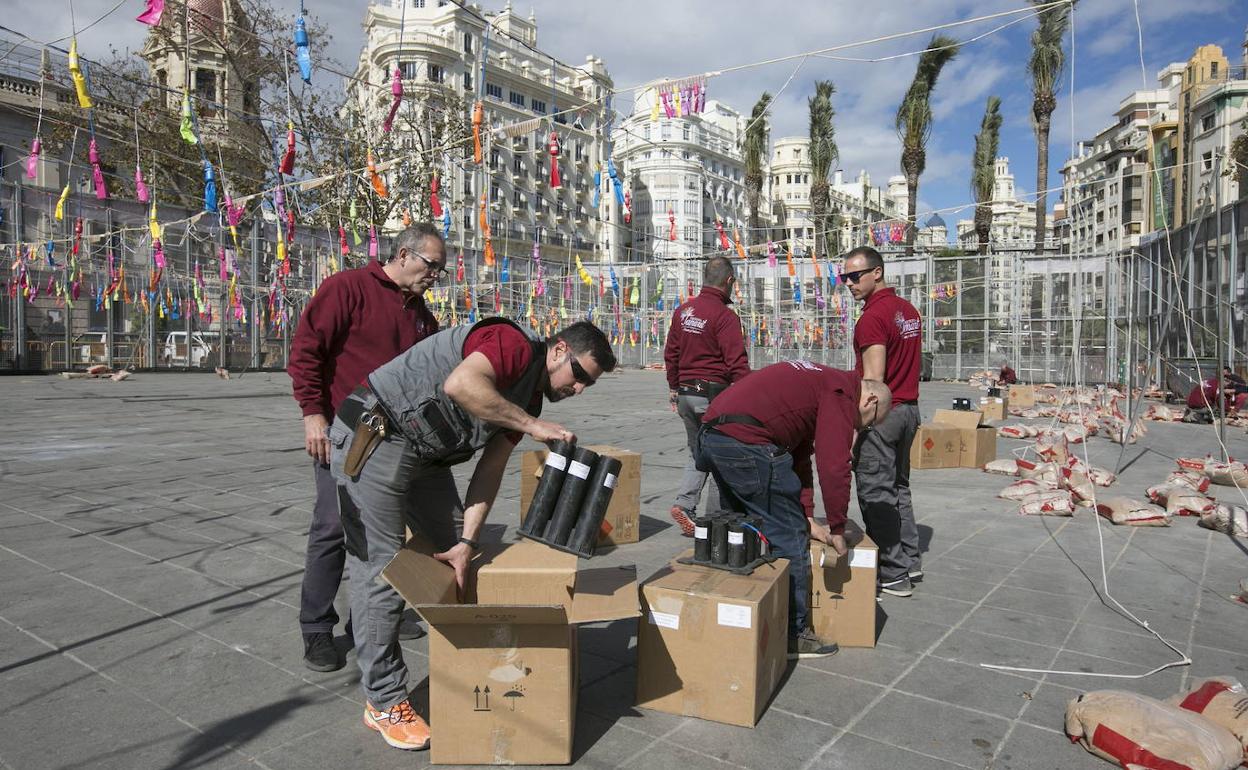 Preparación de una mascletà, en los primeros disparos de 2020, antes de que se cancelaran las Fallas. 