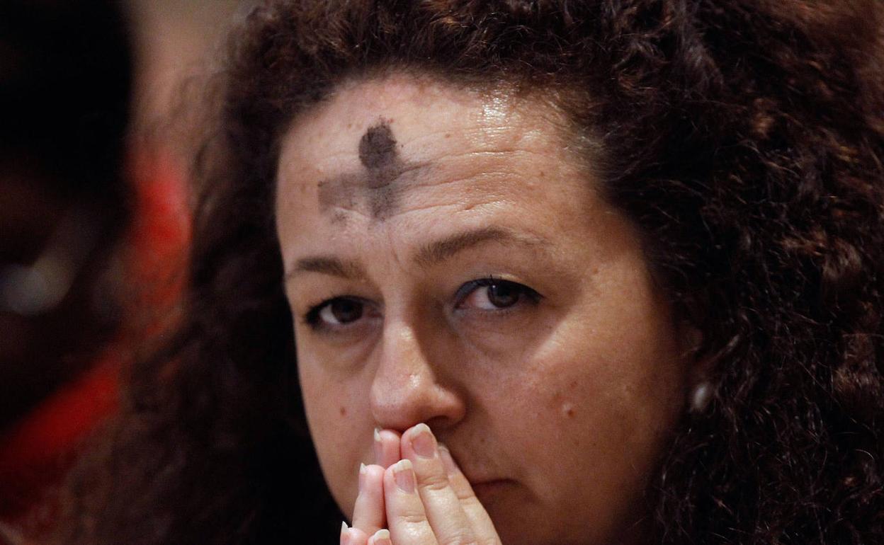 Mujer católica, con su frente marcada de ceniza.