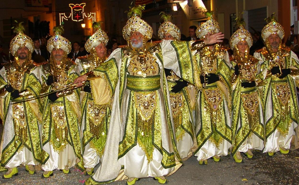 Las fiestas de Moros y Cristianos se celebran coincidiendo con la festividad de Sant Vicent Ferrer. 