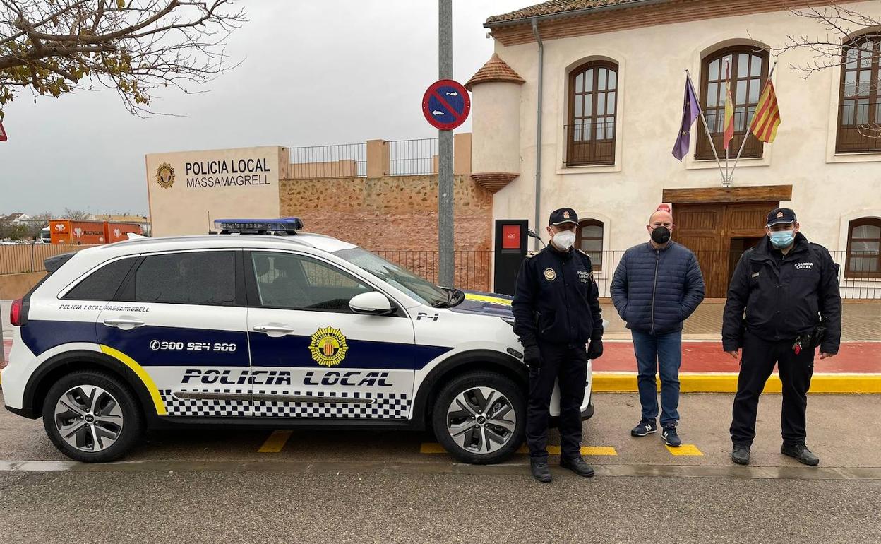 El alcalde, Paco Gómez, con los agentes de policía. 