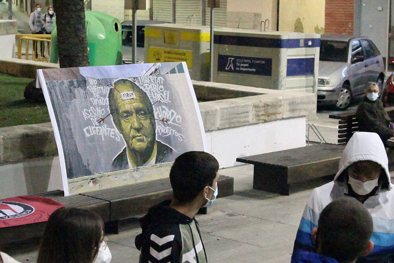 Alrededor de 150 se concentraron ayer por la tarde en Pego para mostrar su repulsa a la encarcelación del cantante Pablo Hasel. El acto tuvo lugar en la plaza del Ayuntamiento, el mismo escenario que acogió hace unos meses las concentraciones para criticar las detenciones de varios jóvenes pegolinos que se produjeron en octubre por los altercados a consecuencia de las provocaciones de un grupo nazi en un partido de fútbol. Por ello la Guardia Civil desplegó un fuerte dispositivo de control en los accesos al municipio.