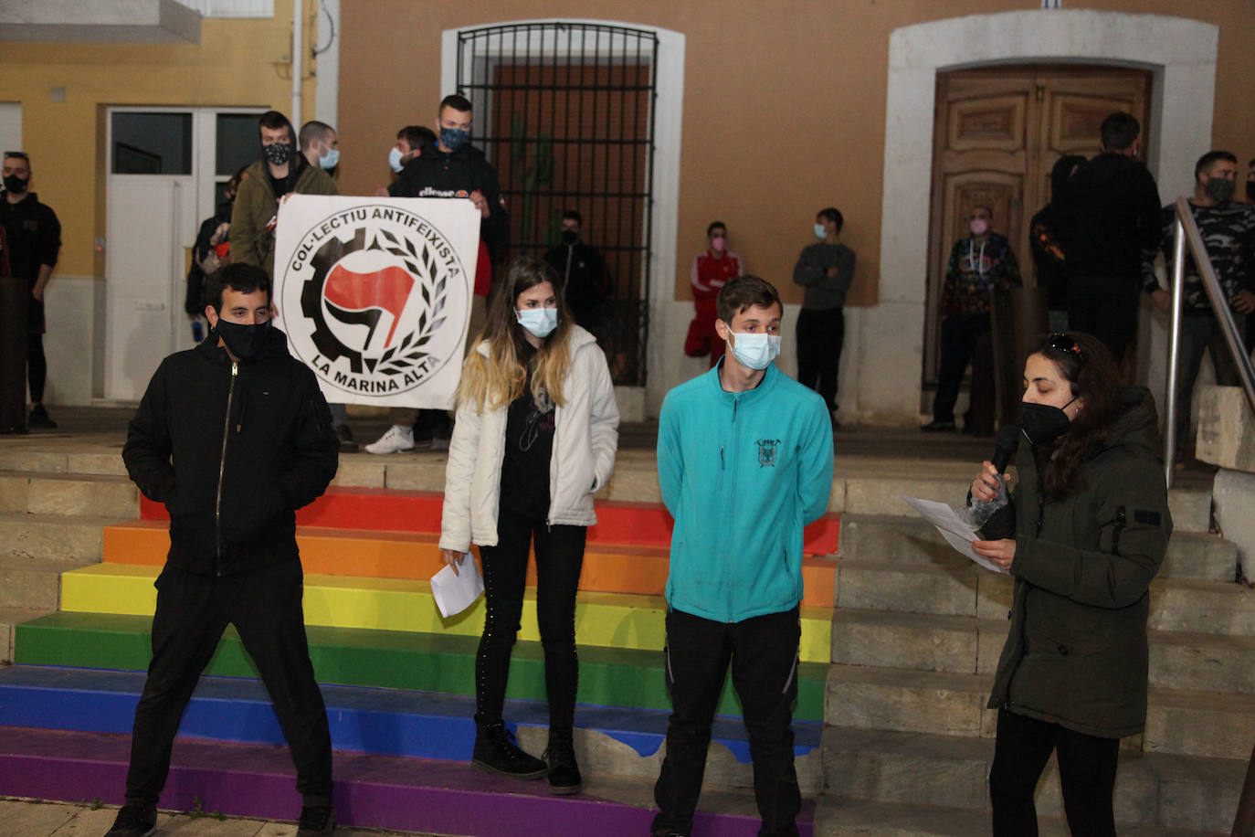 Alrededor de 150 se concentraron ayer por la tarde en Pego para mostrar su repulsa a la encarcelación del cantante Pablo Hasel. El acto tuvo lugar en la plaza del Ayuntamiento, el mismo escenario que acogió hace unos meses las concentraciones para criticar las detenciones de varios jóvenes pegolinos que se produjeron en octubre por los altercados a consecuencia de las provocaciones de un grupo nazi en un partido de fútbol. Por ello la Guardia Civil desplegó un fuerte dispositivo de control en los accesos al municipio.