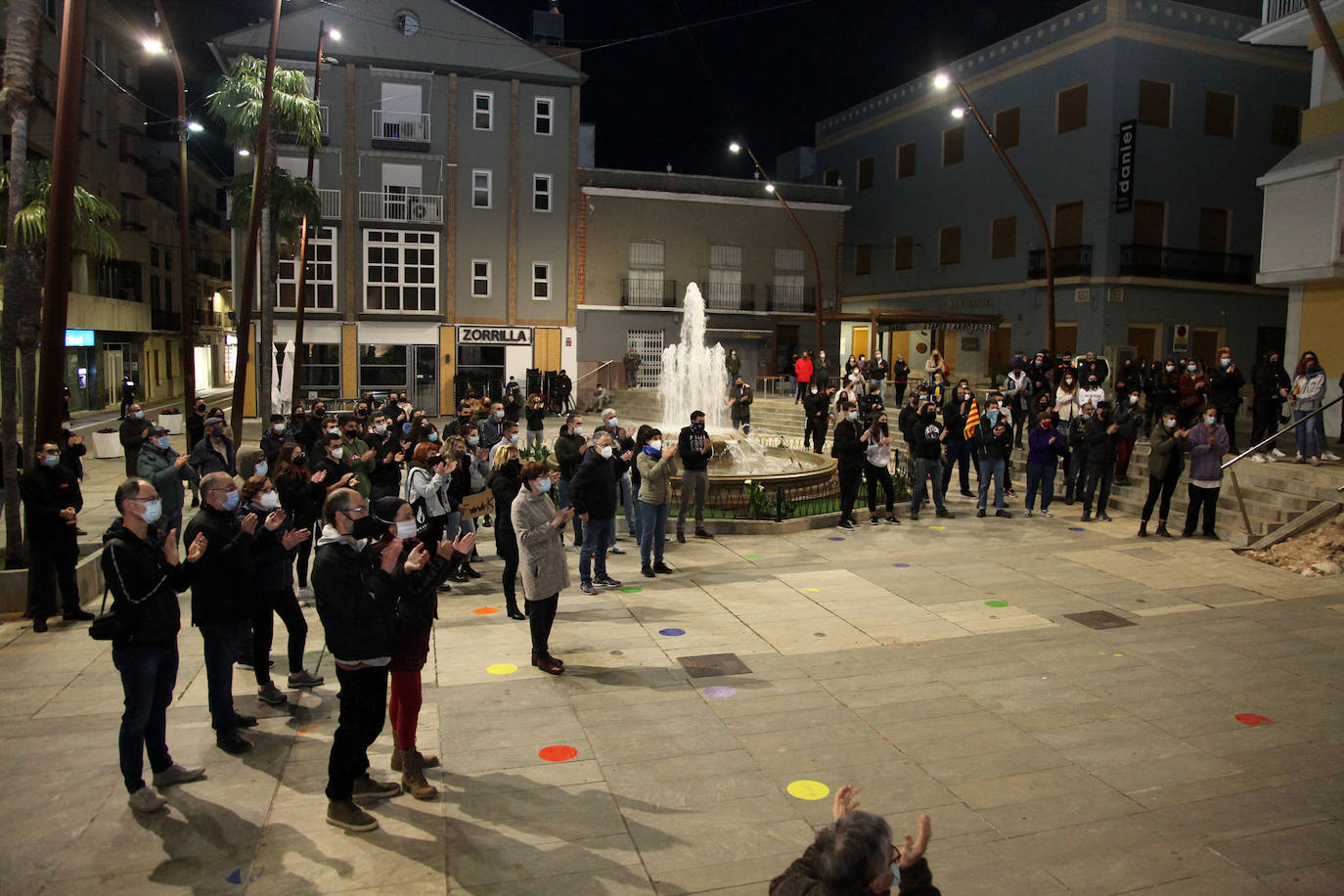 Alrededor de 150 se concentraron ayer por la tarde en Pego para mostrar su repulsa a la encarcelación del cantante Pablo Hasel. El acto tuvo lugar en la plaza del Ayuntamiento, el mismo escenario que acogió hace unos meses las concentraciones para criticar las detenciones de varios jóvenes pegolinos que se produjeron en octubre por los altercados a consecuencia de las provocaciones de un grupo nazi en un partido de fútbol. Por ello la Guardia Civil desplegó un fuerte dispositivo de control en los accesos al municipio.