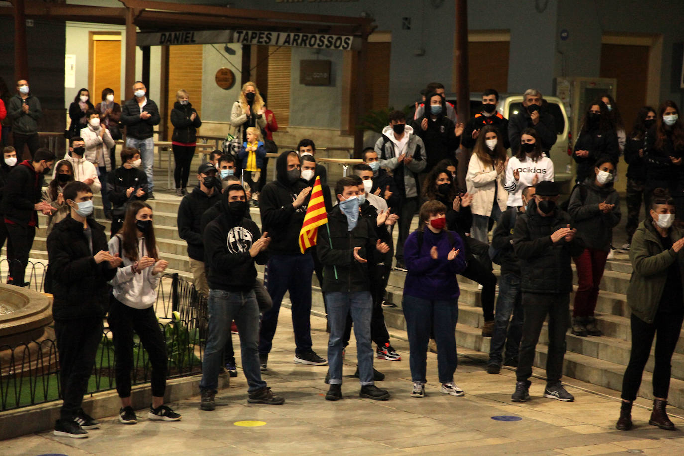 Alrededor de 150 se concentraron ayer por la tarde en Pego para mostrar su repulsa a la encarcelación del cantante Pablo Hasel. El acto tuvo lugar en la plaza del Ayuntamiento, el mismo escenario que acogió hace unos meses las concentraciones para criticar las detenciones de varios jóvenes pegolinos que se produjeron en octubre por los altercados a consecuencia de las provocaciones de un grupo nazi en un partido de fútbol. Por ello la Guardia Civil desplegó un fuerte dispositivo de control en los accesos al municipio.