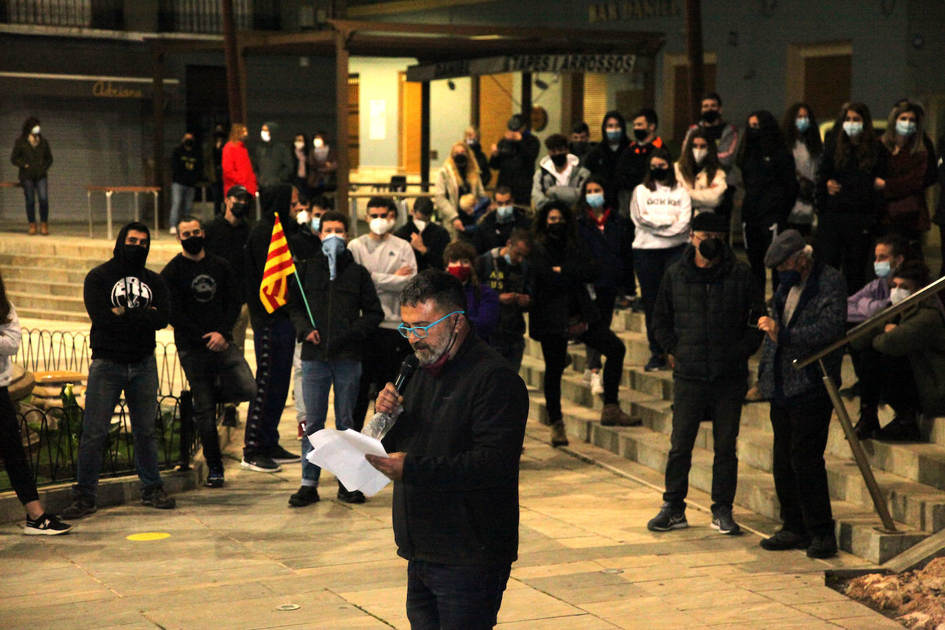 Alrededor de 150 se concentraron ayer por la tarde en Pego para mostrar su repulsa a la encarcelación del cantante Pablo Hasel. El acto tuvo lugar en la plaza del Ayuntamiento, el mismo escenario que acogió hace unos meses las concentraciones para criticar las detenciones de varios jóvenes pegolinos que se produjeron en octubre por los altercados a consecuencia de las provocaciones de un grupo nazi en un partido de fútbol. Por ello la Guardia Civil desplegó un fuerte dispositivo de control en los accesos al municipio.