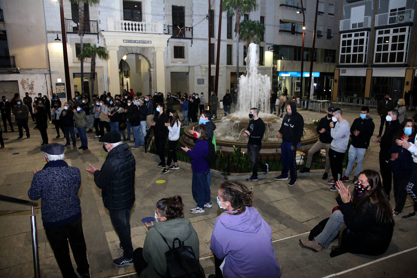 Alrededor de 150 se concentraron ayer por la tarde en Pego para mostrar su repulsa a la encarcelación del cantante Pablo Hasel. El acto tuvo lugar en la plaza del Ayuntamiento, el mismo escenario que acogió hace unos meses las concentraciones para criticar las detenciones de varios jóvenes pegolinos que se produjeron en octubre por los altercados a consecuencia de las provocaciones de un grupo nazi en un partido de fútbol. Por ello la Guardia Civil desplegó un fuerte dispositivo de control en los accesos al municipio.