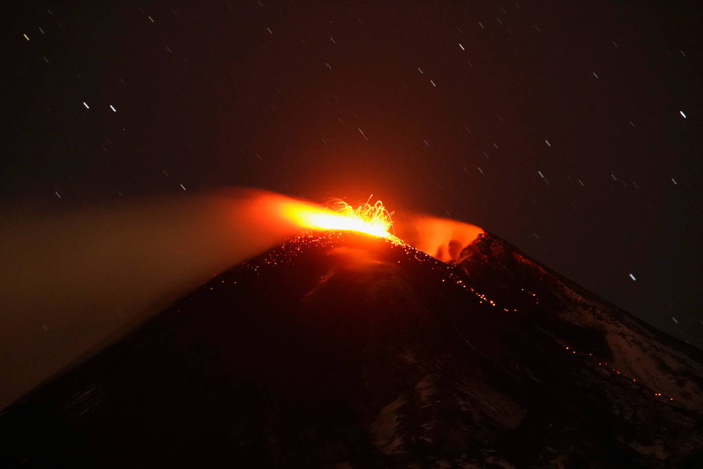 El volcán siciliano Etna, muy cerca de la ciudad portuaria de Catania, ha experimentado una nueva erupción, provocando una lluvia de pequeñas piedras volcánicas y cenizas hasta el punto que ha obligado a cerrar el aeropuerto. El Etna, con una superficie de unos 1.250 km2, es el volcán en activo más alto (3.324 m.) de Europa, con frecuentes erupciones desde hace unos 500.000 años.