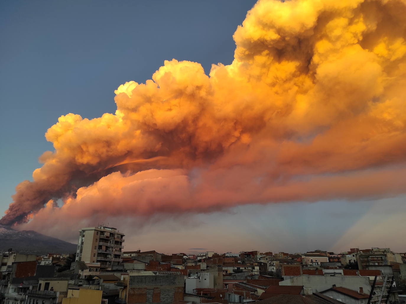 El volcán siciliano Etna, muy cerca de la ciudad portuaria de Catania, ha experimentado una nueva erupción, provocando una lluvia de pequeñas piedras volcánicas y cenizas hasta el punto que ha obligado a cerrar el aeropuerto. El Etna, con una superficie de unos 1.250 km2, es el volcán en activo más alto (3.324 m.) de Europa, con frecuentes erupciones desde hace unos 500.000 años.