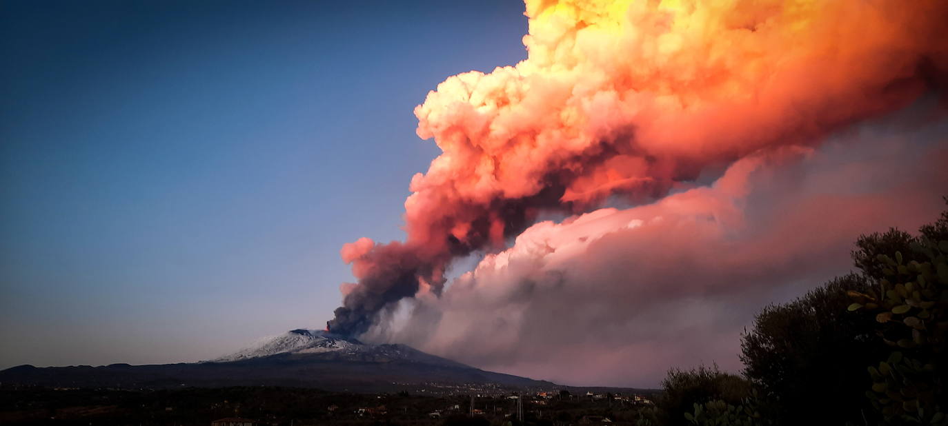 El volcán siciliano Etna, muy cerca de la ciudad portuaria de Catania, ha experimentado una nueva erupción, provocando una lluvia de pequeñas piedras volcánicas y cenizas hasta el punto que ha obligado a cerrar el aeropuerto. El Etna, con una superficie de unos 1.250 km2, es el volcán en activo más alto (3.324 m.) de Europa, con frecuentes erupciones desde hace unos 500.000 años.