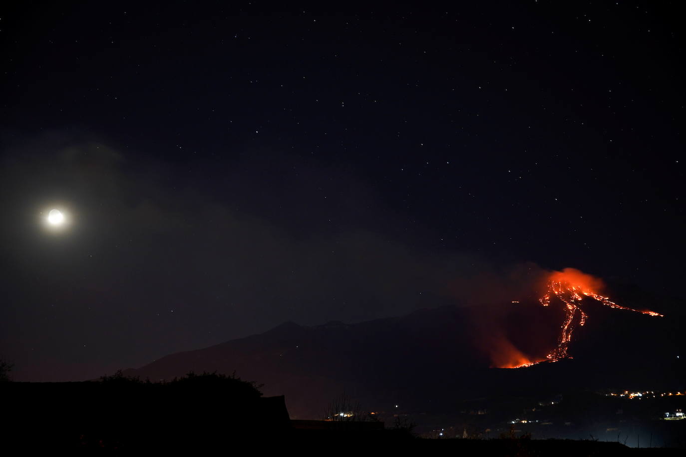 El volcán siciliano Etna, muy cerca de la ciudad portuaria de Catania, ha experimentado una nueva erupción, provocando una lluvia de pequeñas piedras volcánicas y cenizas hasta el punto que ha obligado a cerrar el aeropuerto. El Etna, con una superficie de unos 1.250 km2, es el volcán en activo más alto (3.324 m.) de Europa, con frecuentes erupciones desde hace unos 500.000 años.