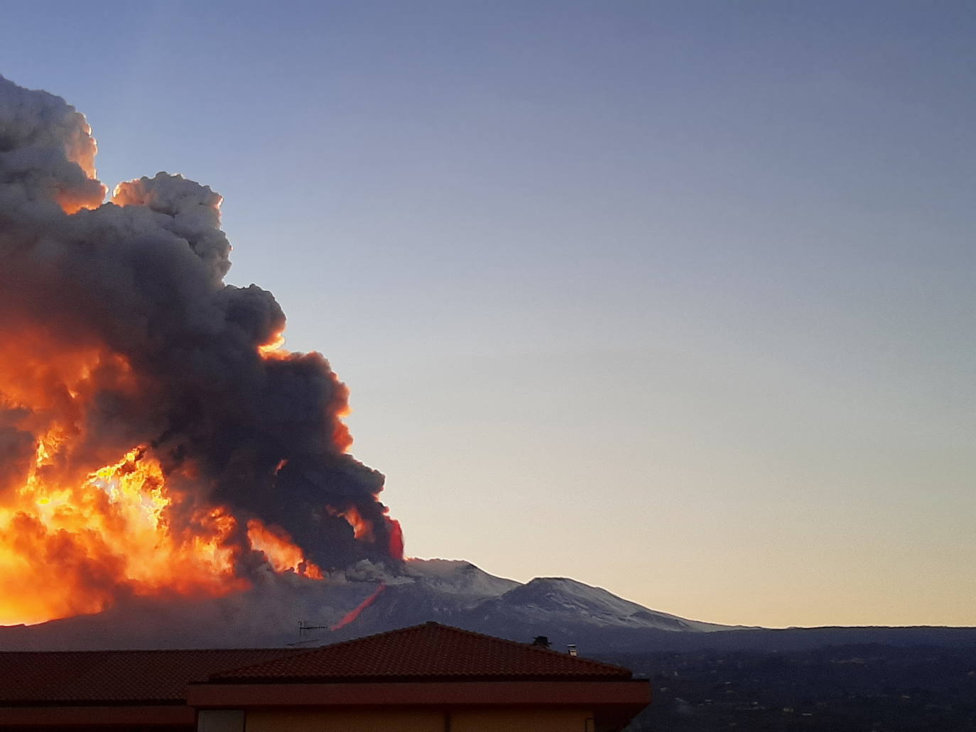 El volcán siciliano Etna, muy cerca de la ciudad portuaria de Catania, ha experimentado una nueva erupción, provocando una lluvia de pequeñas piedras volcánicas y cenizas hasta el punto que ha obligado a cerrar el aeropuerto. El Etna, con una superficie de unos 1.250 km2, es el volcán en activo más alto (3.324 m.) de Europa, con frecuentes erupciones desde hace unos 500.000 años.