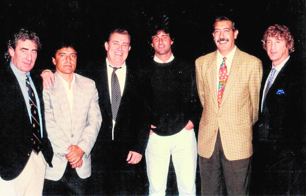 Imagen principal - 1. Familia. Abelardo, Valdez, el 'Hincha Sam', Kempes, Barrachina y el también desaparecido Juan Cruz Sol, en otro de los simpáticos recuerdos que guarda el aficionado en su museo valencianista particular. 2. Cariño. Sol sostiene a la pequeña Celia bajo la mirada de Claramunt y la madre de la criatura cuando fue a presentarla en el Parador de El Saler. 3. Leyendas. Mario Alberto Kempes y Arias, actual embajador del Valencia, charlan en un acto celebrado por el club de Mestalla, comparten charla con Francisco Zamorano. 