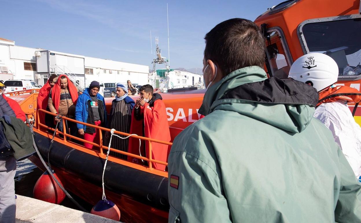Los inmigrantes han sido trasladados a la carpa instalada en el Puerto de Alicante. 