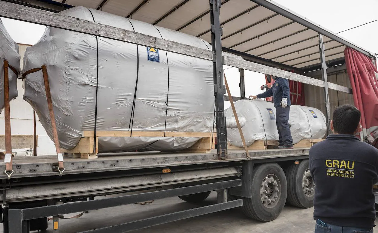 Trabajadores de la empresa preparan el transporte. 