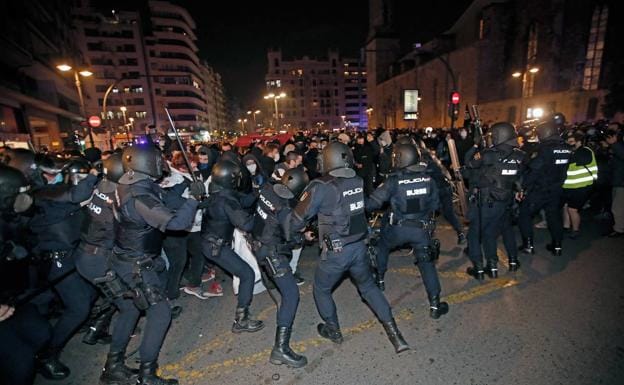 Valencia vive otra noche de violencia por la detención de Hasel