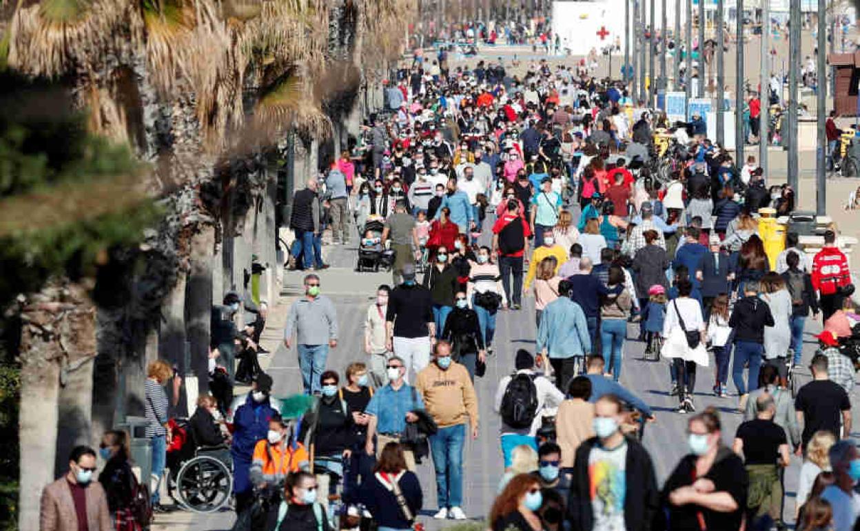 Gente en el paseo marítimo de Valencia durante un fin de semana de cierre perimetral de la ciudad.